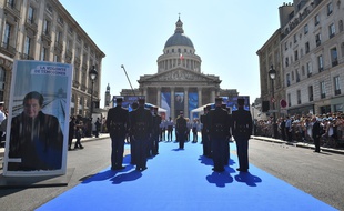 Le cortège portant les cercueils de Simone et d'Antoine Veil arrive au Panthéon.