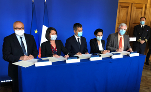 Signature du contrat de sécurité intégrée jeudi après-midi en mairie de Nantes en présence du ministre de l'Intérieur (au centreà.