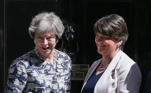 La Première ministre Theresa May (à gauche) pose avec Arlene Foster la leader du PUD devant Downing Street lundi 26 juin, jour de l'accord entre les deux partis.