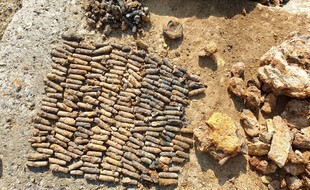 Les obus anti-aériens découverts ensevelis sous la plage.
