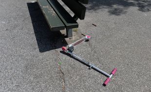 Illustration d'une trottinette d'enfant posée sur le sol.