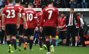 Les joueurs de Manchester United sortent de la pelouse de Swansea sous le regard de Louis Van Gaal, le 30 août 2015.