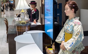 L'androïde Aiko Chihira à l'accueil du grand magasin Mitsukoshi, à Tokyo, le 20 avril 2015.