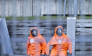 Des policiers en tenue spéciale de protection sont entrés dans le consulat américain à Berlin, le 13 septembre 2012