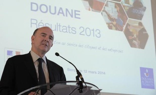 Le ministre de l'Économie Pierre Moscovici présente les résultats 2013 des douanes, à Paris le 12 mars 2014