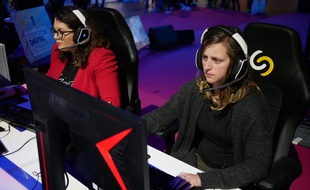 Blandine, à droite et très concentrée, est joueuse de «LoL» et membre de l'asso Women In Games, pour plus de mixité et de diversité dans le jeu vidéo