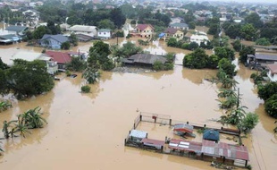 Une vue aérienne de l'est de Manille (Philippines) submergé par les eaux après le passage d'une tempête tropicale, dimanche 27 septembre 2009.