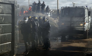Intervention des CRS dans le campement de migrants à Calais, le 29 février 2016.