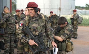 Le 6ème bataillon d'infanterie de la Marine et le 8ème régiment de parachutistes d'infanterie de la Marine arrivent à Bangui, le 23 mars 2013.