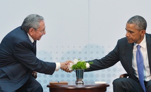 Le président américain Barack Obama (D) serre la main de son homologe cubain, Raul Castro, lors du Sommet des Amériques, au Panama, le 11 avril 2015.