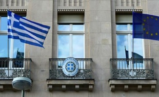 Des drapeaux grec (à g) et européen sur la façade de l'ambassade de Grèce à Berlin, le 29 juin 2015
