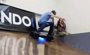 Capture d'écran de la vidéo du test de l'hoverboard par Tony Hawk.