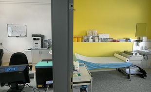 Le cabinet se compose d'un médecin, d'un psychologue et d'un assistant social.