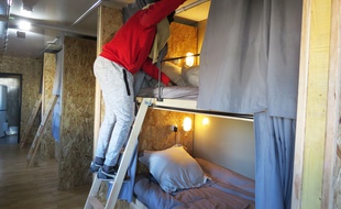 Ahmed, jeune migrant, dans l'une des couchettes du camion.