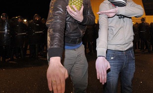 Deux hommes dont des «quenelles» le 9 janvier 2014, devant le Zenith de Saint-Herblai (Loire-Atlantique)