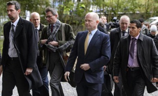 Le ministre britannique des Affaires étrangères William Hague (c) à Genève, le 23 novembre 2013