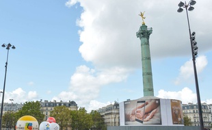 Des publicités couvrent le socle de la colonne de Juillet, place de la Bastille à Paris. Une association vient de porter plainte pour « profanation de sépulture » car la colonne recèle les caveaux des révolutionnaires de 1830 et 1848.
(Illustration)