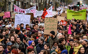 Manifestation contre la reforme des retraites a Paris. Entre République et Nation, des dizaines de milliers de manifestants battent le pave.