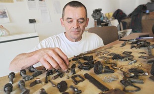 Les pièces de l'avion ont été retrouvées lundi par Jérôme Batard, agriculteur.