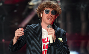 Le chanteur du groupe Lo Stato Sociale au festival de Sanremo, le 6 février 2018.
