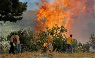 Le bilan de deux violents incendies qui ravagent le Péloponnèse, dans le sud de la Grèce, s'est alourdi samedi à 41 morts, alors que pompiers et soldats ratissaient la zone à la recherche d'autres victimes.
