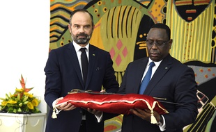 Edouard Philippe a remis à Macky Sall un sabre historique du Sénégal.