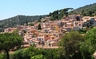 À l’orée de la forêt du Dom, la vaste commune des Maures sourit d’une situation privilégiée, entre collines et rivages.