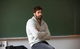Guillaume Labbé campe un prof d'histoire-géo dans « L'école de la vie ».