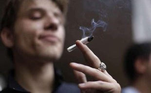 Illustration. Un jeune homme fumant du cannabis.