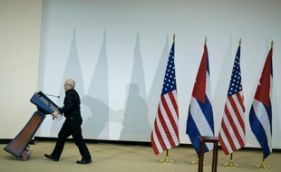 Un homme retire un pupitre après le discours de responsables cubains et américains, le 27 février 2015 à Washington
