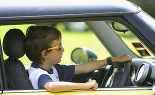 Un enfant au volant (illustration).