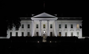 La façade de la Maison Blanche de nuit, à Washington (illustration).