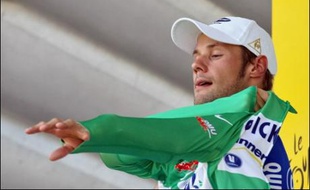 Le Belge Tom Boonen enfile le maillot vert à l'issue de la 4e étape du Tour de France à Joigny.