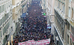 Une manifestation à Gênes le 20 janvier 2002 en mémoire du manifestant tué en marge du G8 six mois plus tôt.