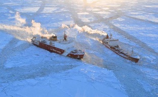 Un pétrolier russe fait route vers la ville de Nome, sur la côte ouest de l'Alaska, pour ravitailler en fioul ses 3.500 habitants, prisonniers des glaces et éloignés de toutes infrastructures routières.