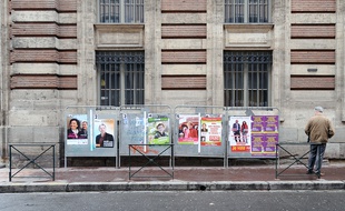 Des panneaux électoraux à Toulouse, le 15 mars 2011.