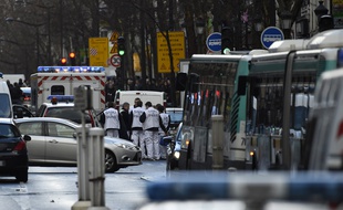 Le Samu intervient boulevard de Barbès à Paris le jeudi 7 janvier 2016 après qu'un homme a été abattu à l'entrée du commissariat de la rue de la Goutte d'Or.