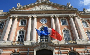 La façade de l'Hotel de ville de Toulouse, place du Capitole.