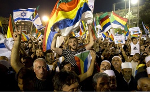 Des milliers de membres de la minorité druze israélienne et leurs partisans juifs, manifestent sur la place centrale de Tel Aviv samedi 4 août contre la nouvelle loi qui définit Israël comme