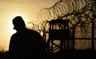 Un soldat américain marche le long de barbelés à Guantanamo, le 9 avril 2014.