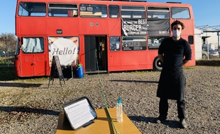 Thibaut Frankel devant son bus impérial au Haillan près de Bordeaux.