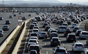 Illustration de bouchons sur les routes des départs en vacances.