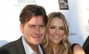 L'acteur américain Charlie Sheen s'est marié en troisièmes noces avec une agent immobilier Brooke Mueller, lors d'une cérémonie privée à Los Angeles, ont indiqué des médias samedi.