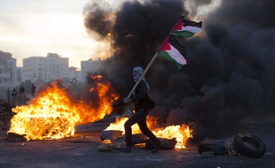 Un manifestant palestinien lors de heurts avec les troupes israéliennes, à Ramallah, le 9 décembre 2017.