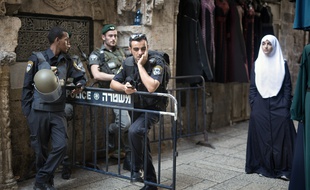Jérusalem, le 8 octobre 2015. Une Palestinienne passe devant un «check point» de la police israélienne dans le quartier de la Vieille Ville.