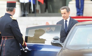 Nicolas Sarkozy (à droite) quitte l'Elysée, à Paris, le 15 mai 2012.