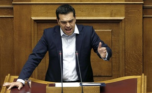 Le Premier ministre grec Alexis Tsipras s'exprime devant le parlement à Athènes, le 27 juin 2015.