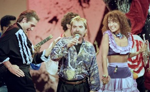 Le chanteur français Pierre Vassiliu lors de l'émission "Champs Elysées", le 25 novembre 1989