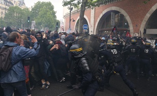 La police repousse la foule lors de la manifestation des fonctionnaires du 22 mai 2018