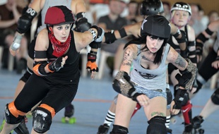 Match de Roller Derby entre Lille (noir) et Valenciennes.